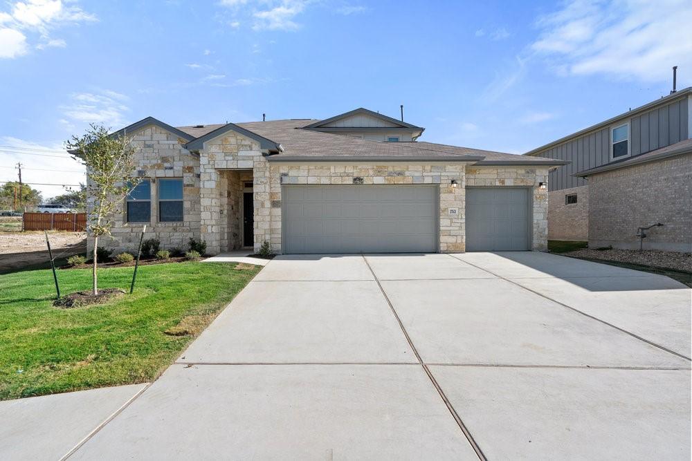 view of front of house featuring a front yard and a garage