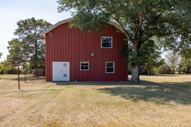 view of outdoor structure featuring a yard