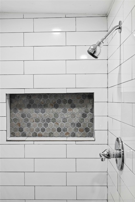 room details featuring a tile shower