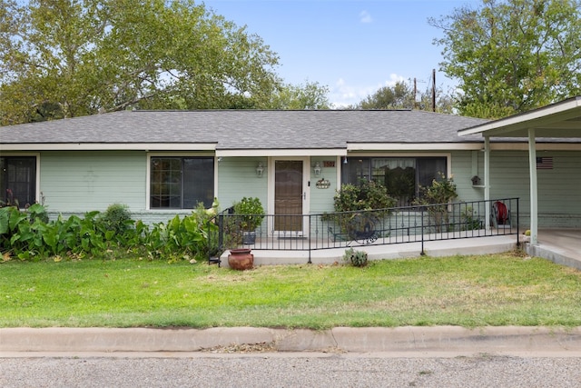 ranch-style home featuring a front lawn