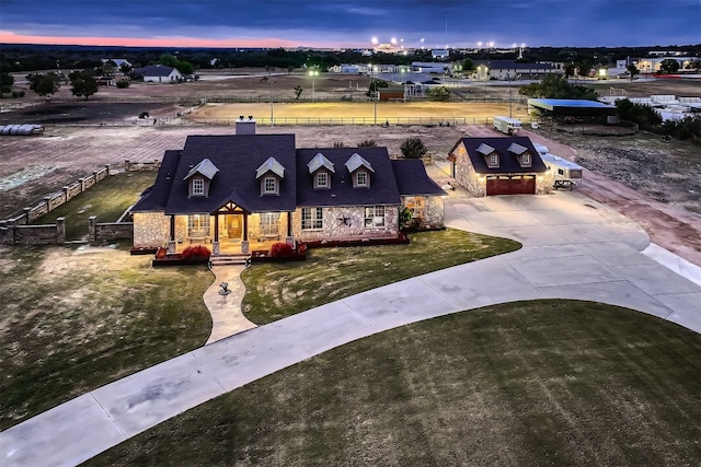 view of front of property featuring a lawn