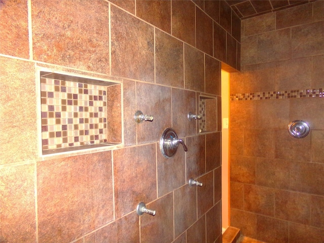 bathroom featuring a tile shower