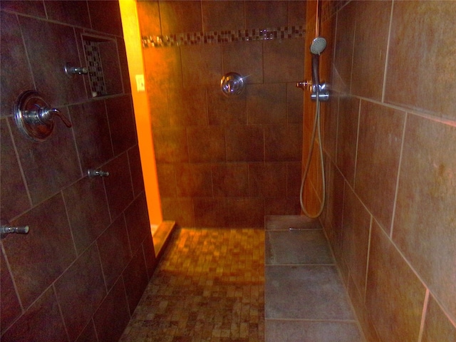 bathroom featuring tiled shower