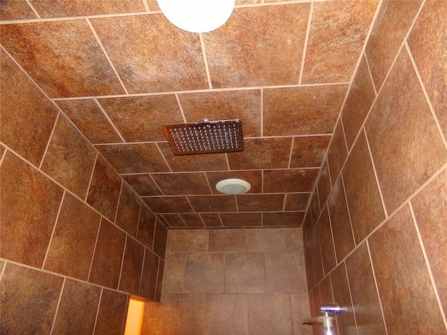 bathroom featuring a tile shower