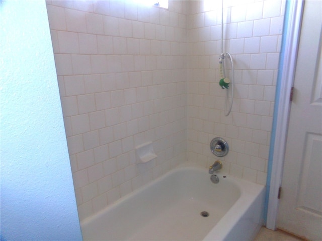 bathroom with tiled shower / bath