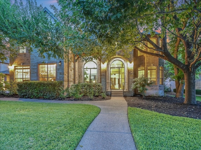 view of front of house featuring a lawn