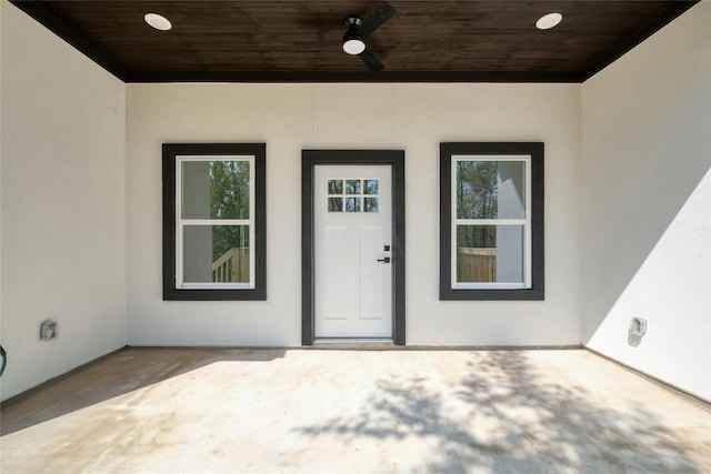 property entrance featuring ceiling fan