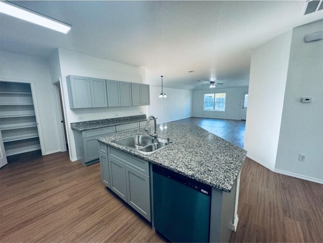 kitchen with dark hardwood / wood-style flooring, a kitchen island with sink, ceiling fan, sink, and dishwasher