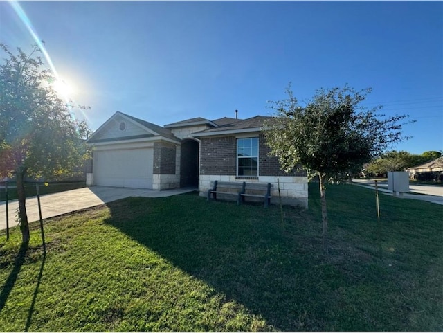 view of front of property featuring a front yard and a garage