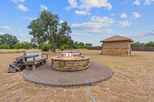 view of yard featuring a fire pit