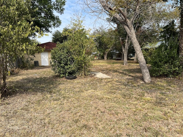 view of yard featuring cooling unit