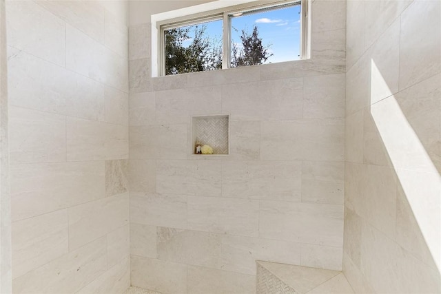 bathroom featuring a tile shower