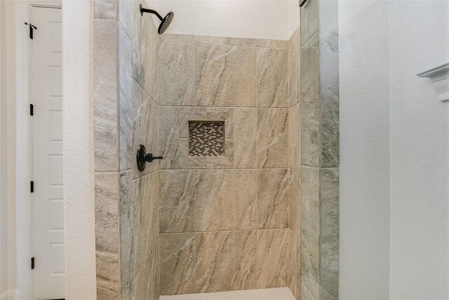 bathroom featuring a tile shower