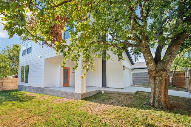 view of front facade with a front lawn