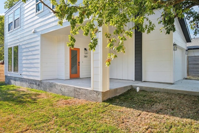 entrance to property featuring a yard