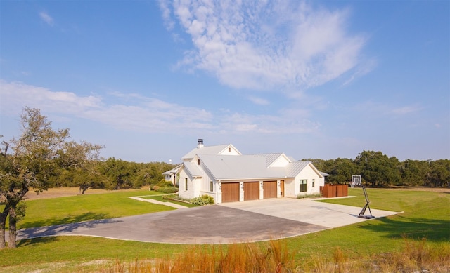 view of front of property featuring a front lawn