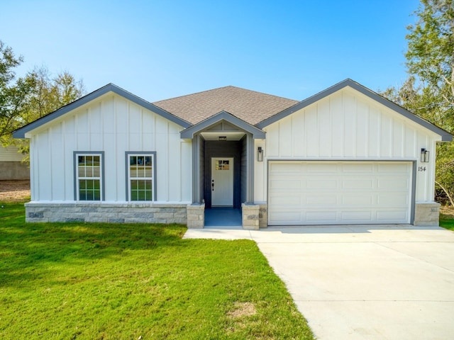 view of front of house featuring a front lawn and a garage