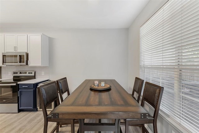 dining room with light hardwood / wood-style floors