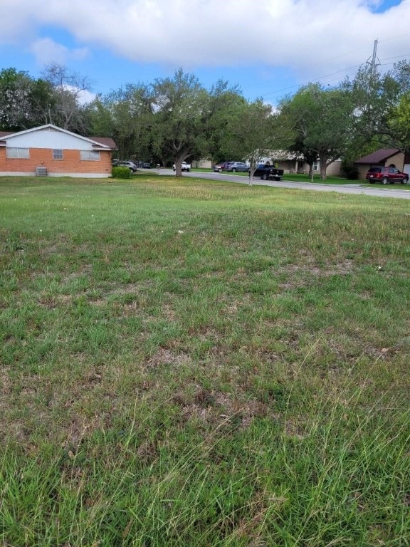 Listing photo 2 for 714 Oakland Ave, Gonzales TX 78629