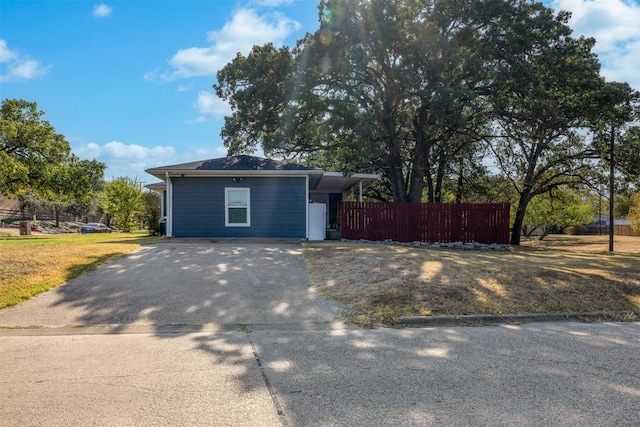 view of front facade with a front yard