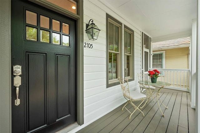 property entrance featuring a porch