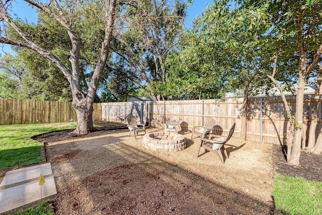 view of yard featuring a fire pit