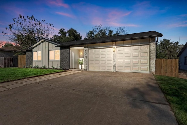 view of front of home featuring a yard and a garage