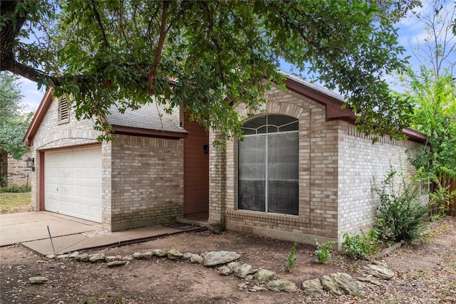 view of front facade featuring a garage