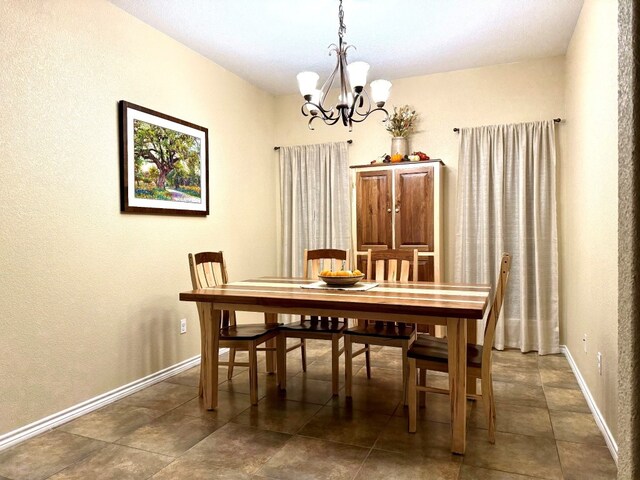 dining space with an inviting chandelier