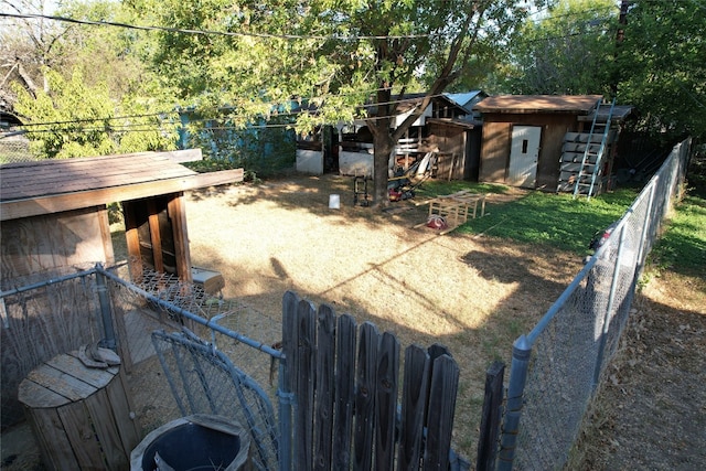 view of yard featuring a storage unit