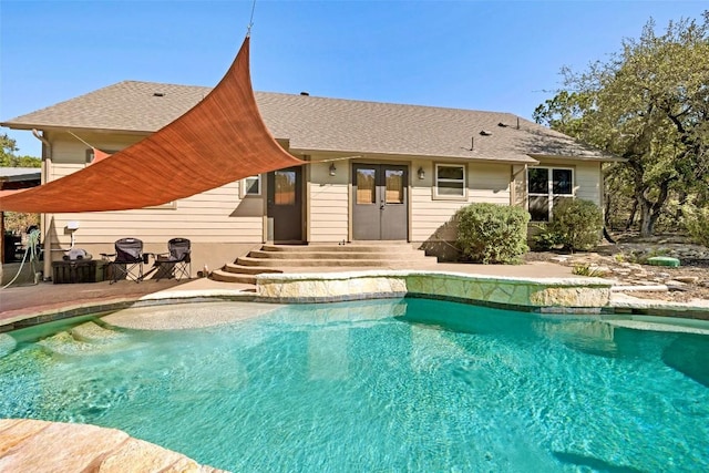 view of swimming pool