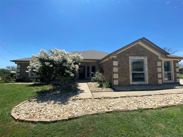 ranch-style house featuring a front lawn