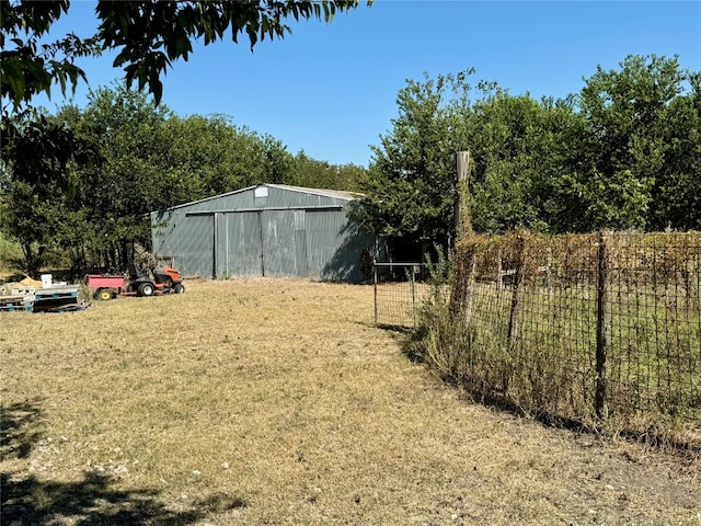 view of yard featuring an outbuilding