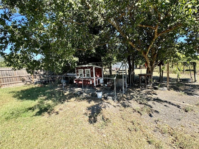 view of yard with a shed