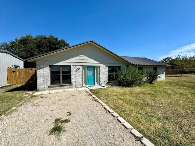 view of front of property featuring a front lawn