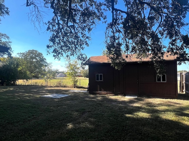 view of yard featuring an outdoor structure