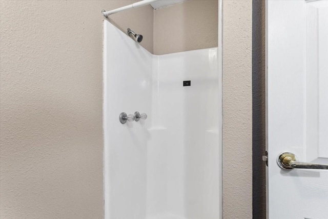 106 Hudgins St, Smithville, TX 78957 - full bathroom with a shower and a textured wall