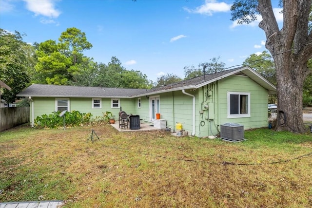 106 Hudgins St, Smithville, TX 78957 - rear view of house with a patio area