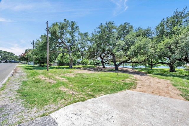 Listing photo 3 for 4314 River Oaks Dr, Kingsland TX 78639