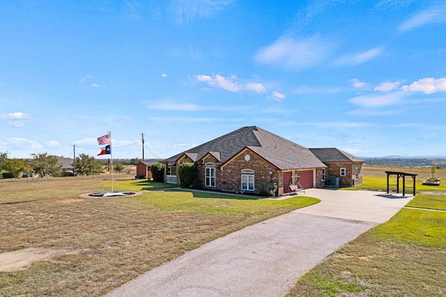 view of front of house featuring a front lawn