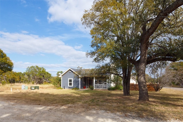 view of front facade featuring a porch and a front lawn