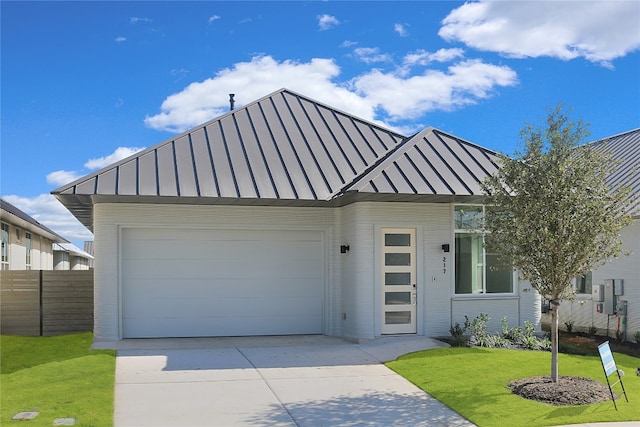 view of front of house featuring a front lawn and a garage