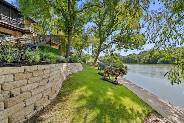 view of yard featuring a water view