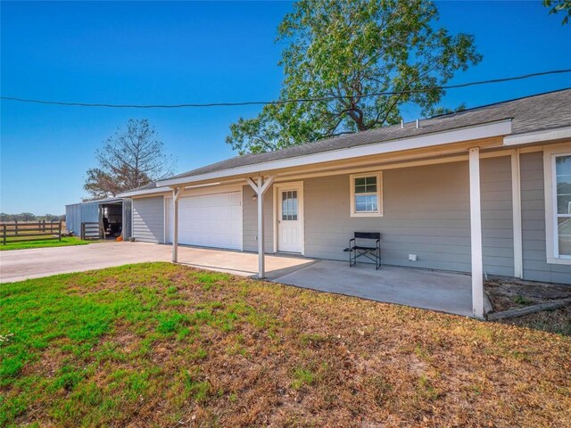 406 Blume Ln, Ledbetter, TX 78946 - garage featuring driveway