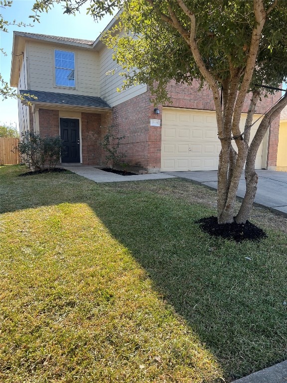 view of front facade with a front lawn