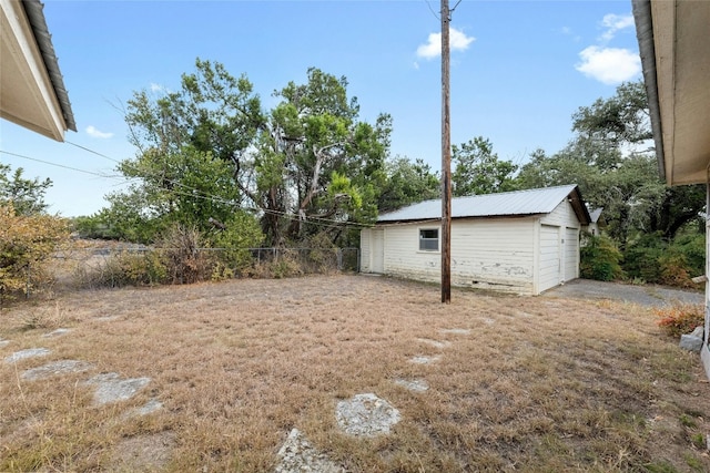 view of yard with an outbuilding