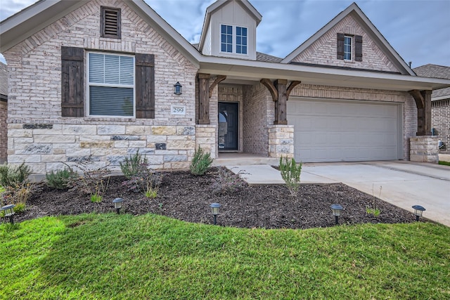 view of front of house featuring a front yard