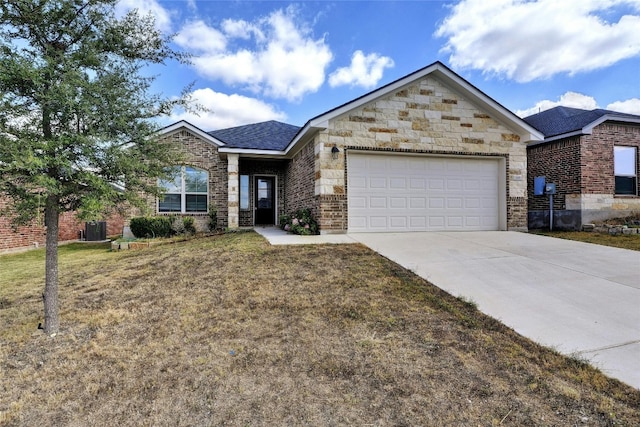 view of front of house featuring a front lawn and a garage