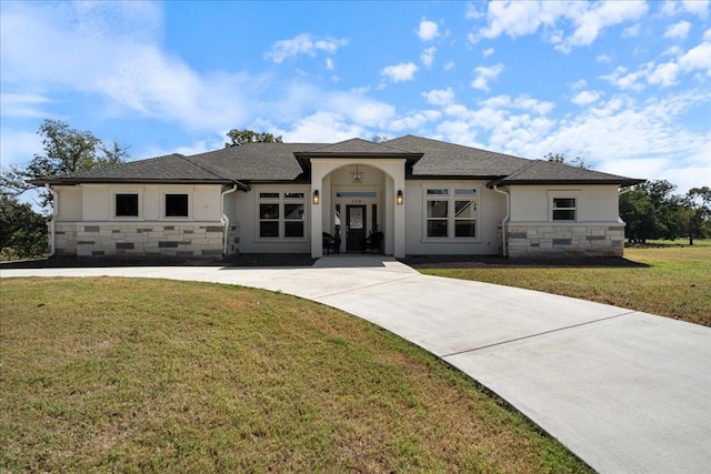 view of front facade featuring a front lawn