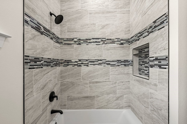 bathroom featuring tiled shower / bath